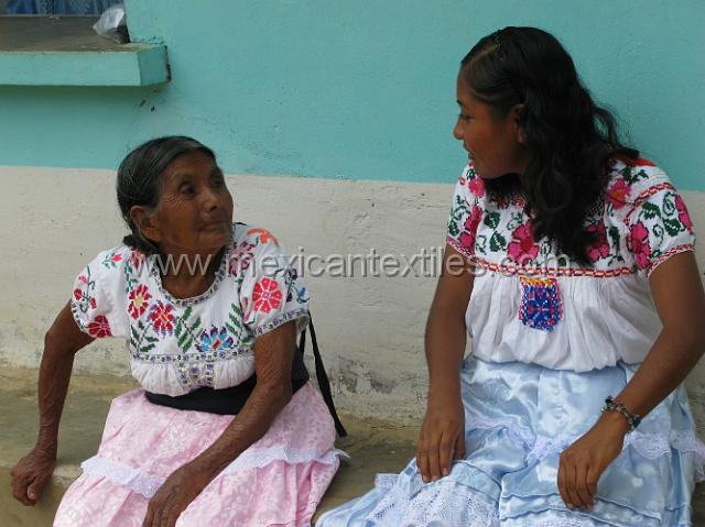 trapiche_viejo__21.JPG - The great aunt of our guide is the only woman in the village to use traditional costume.